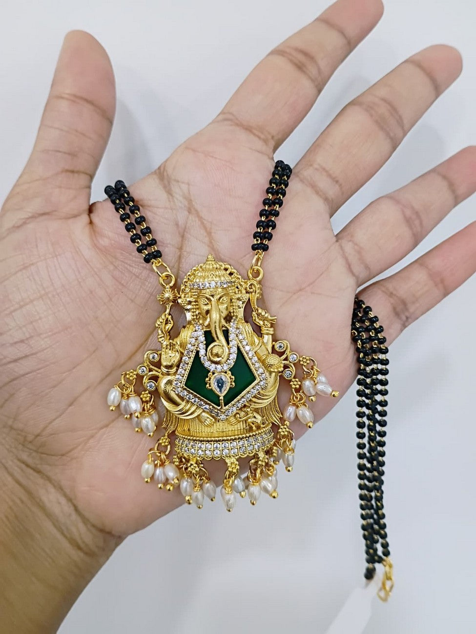 18 inches single layer Black beads chain B126