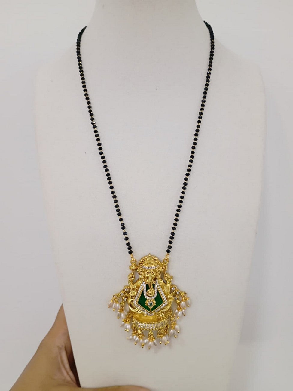 18 inches single layer Black beads chain B126